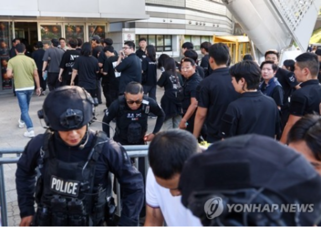 8월 10일 접수된 폭발물 설치 신고로 서울 올림픽공원을 수색하는 경찰