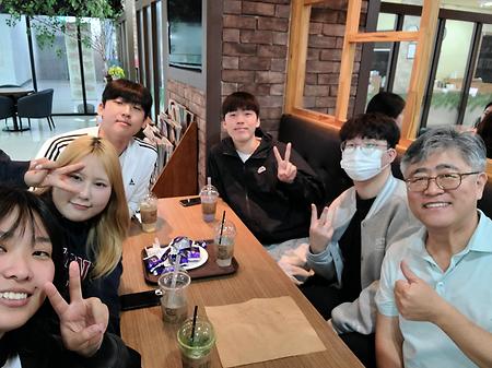 2025년 교양과인성 기숙사 북카페에서 이미지