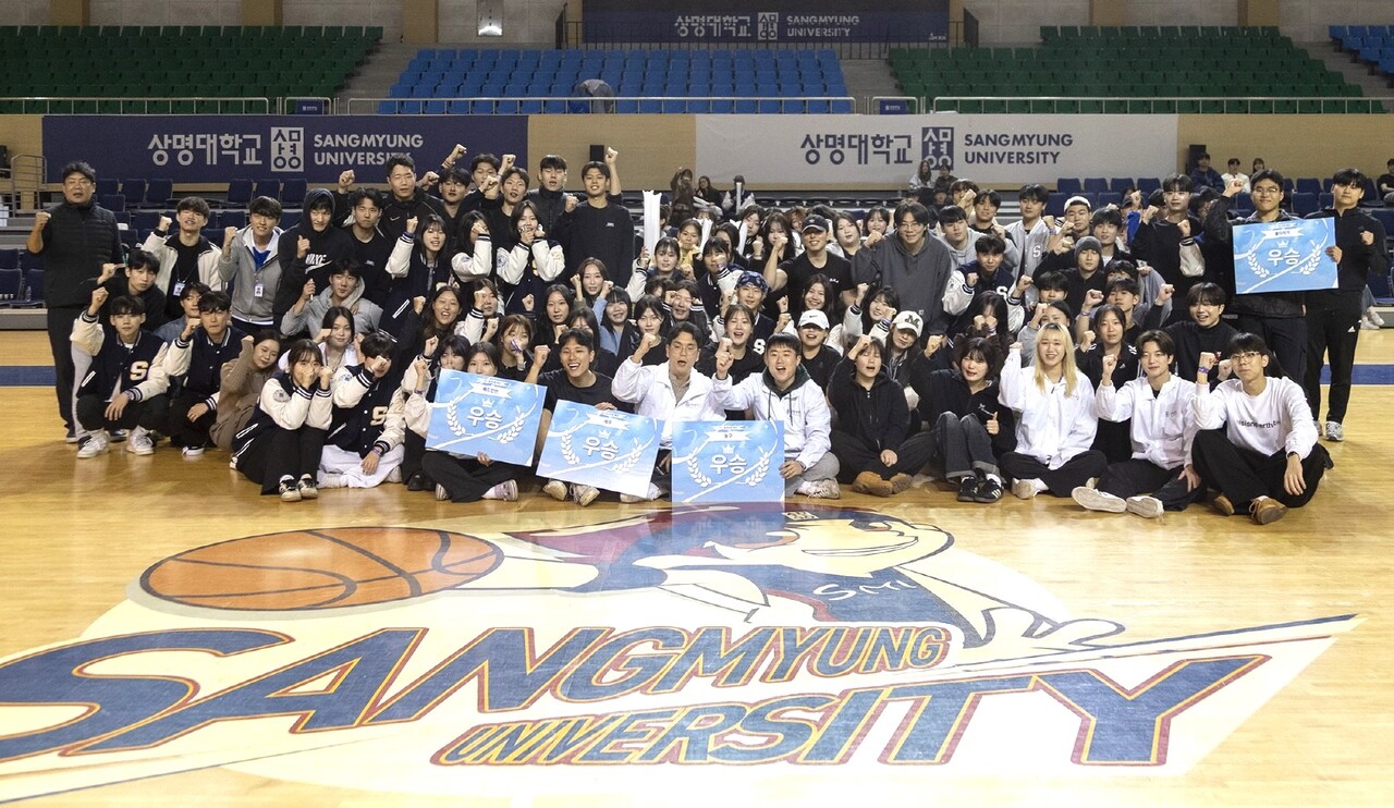 Commemorative photo of the sports festival winning team